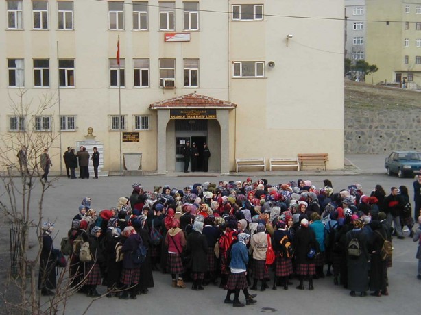 Foto - Dönemin zalimleri başörtüsü yasağını böyle uyguladı