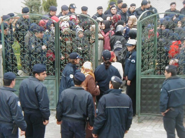 Foto - Dönemin zalimleri başörtüsü yasağını böyle uyguladı