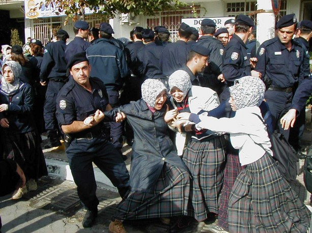 Foto - Dönemin zalimleri başörtüsü yasağını böyle uyguladı