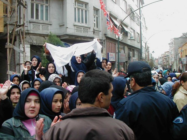 Foto - Dönemin zalimleri başörtüsü yasağını böyle uyguladı