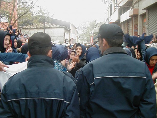 Foto - Dönemin zalimleri başörtüsü yasağını böyle uyguladı