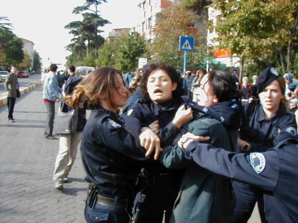 Foto - Dönemin zalimleri başörtüsü yasağını böyle uyguladı