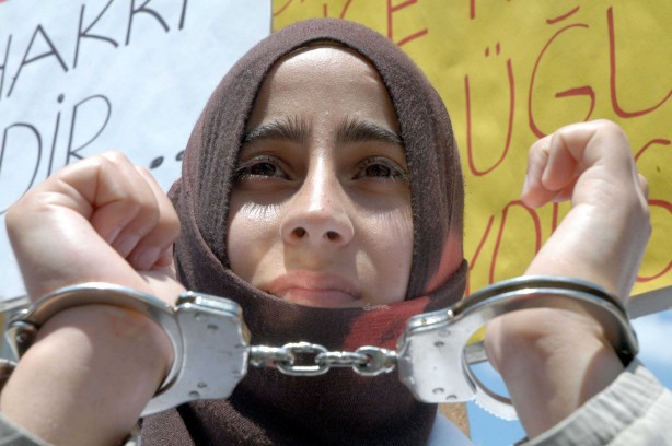 Foto - Dönemin zalimleri başörtüsü yasağını böyle uyguladı