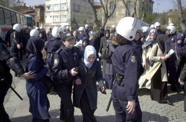 Foto - Dönemin zalimleri başörtüsü yasağını böyle uyguladı