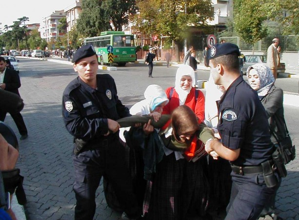 Foto - Dönemin zalimleri başörtüsü yasağını böyle uyguladı