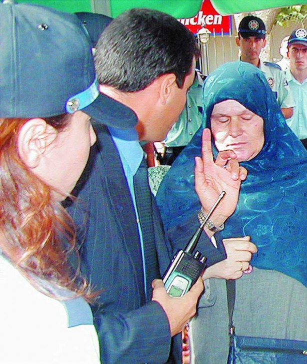 Foto - Dönemin zalimleri başörtüsü yasağını böyle uyguladı