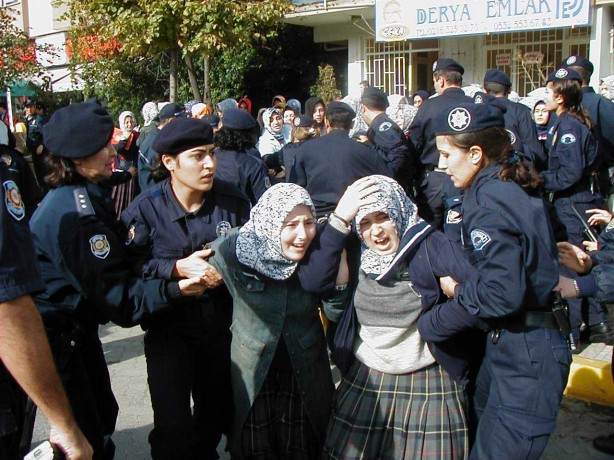 Foto - Dönemin zalimleri başörtüsü yasağını böyle uyguladı