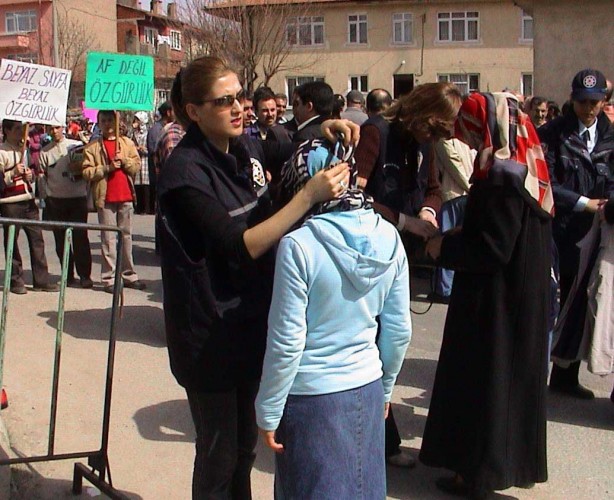 Foto - Dönemin zalimleri başörtüsü yasağını böyle uyguladı