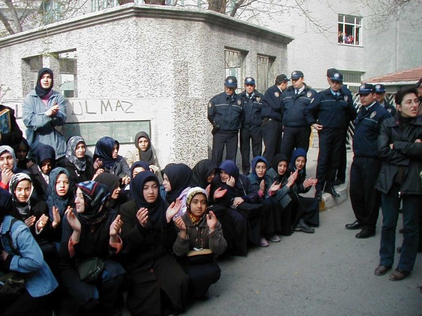 Foto - Dönemin zalimleri başörtüsü yasağını böyle uyguladı