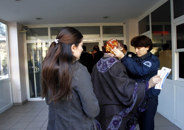 Foto - Dönemin zalimleri başörtüsü yasağını böyle uyguladı