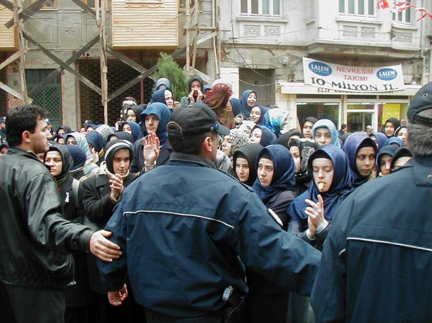 Foto - Dönemin zalimleri başörtüsü yasağını böyle uyguladı