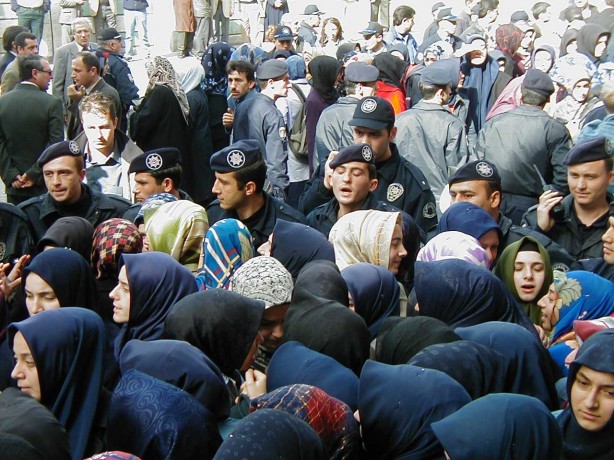 Foto - Dönemin zalimleri başörtüsü yasağını böyle uyguladı