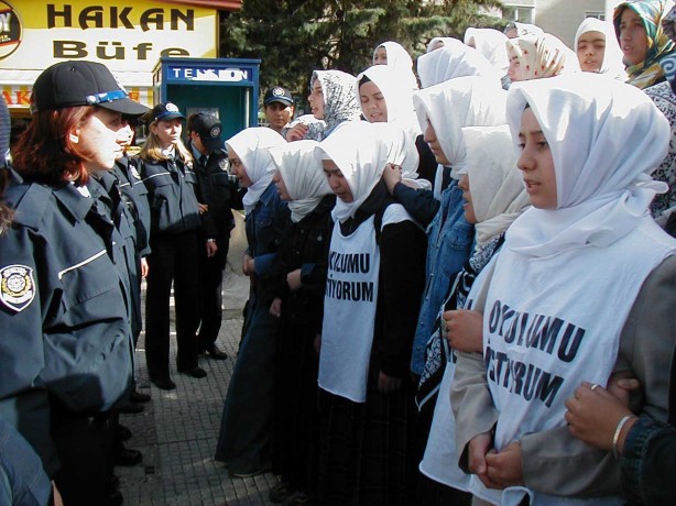 Foto - Dönemin zalimleri başörtüsü yasağını böyle uyguladı