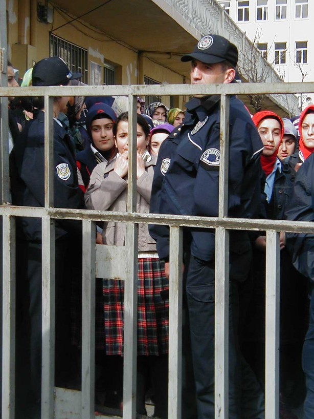 Foto - Dönemin zalimleri başörtüsü yasağını böyle uyguladı
