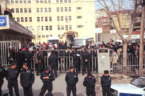 Foto - Dönemin zalimleri başörtüsü yasağını böyle uyguladı