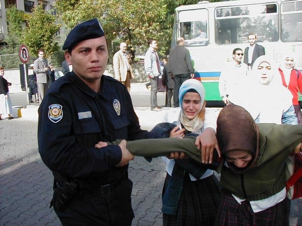 Foto - Dönemin zalimleri başörtüsü yasağını böyle uyguladı