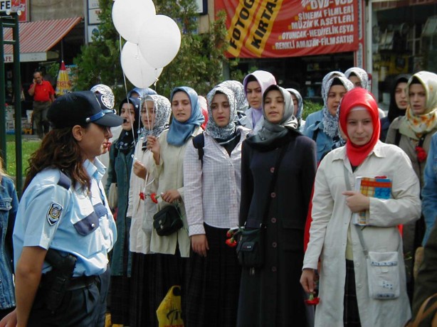 Foto - Dönemin zalimleri başörtüsü yasağını böyle uyguladı