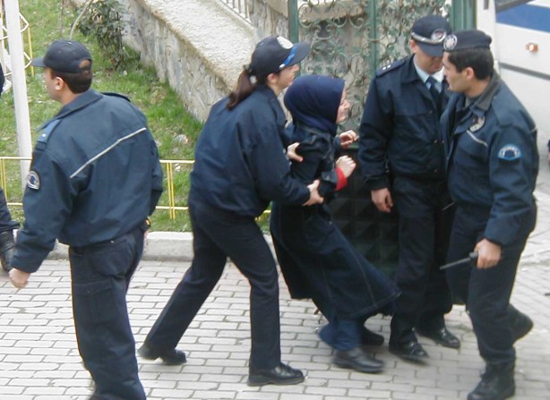 Foto - Dönemin zalimleri başörtüsü yasağını böyle uyguladı