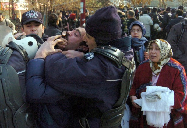 Foto - Dönemin zalimleri başörtüsü yasağını böyle uyguladı