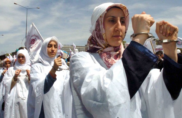 Foto - Dönemin zalimleri başörtüsü yasağını böyle uyguladı