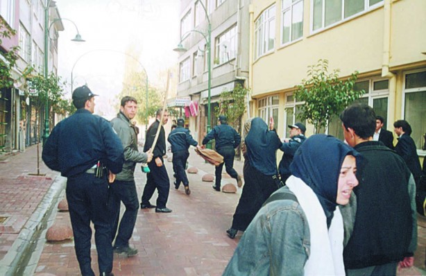 Foto - Dönemin zalimleri başörtüsü yasağını böyle uyguladı
