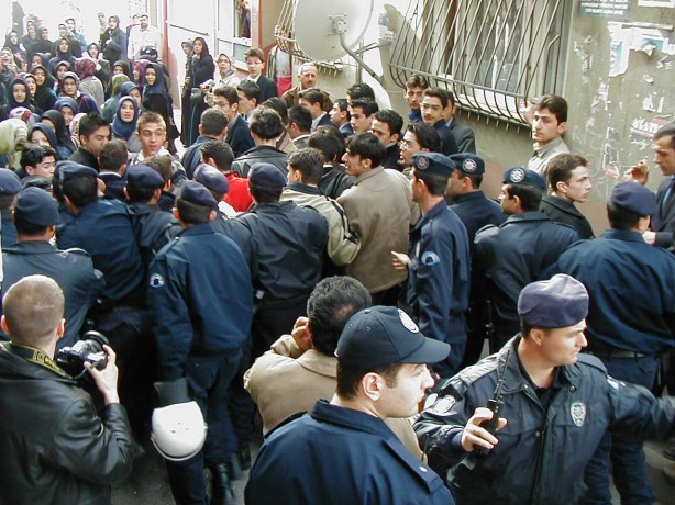 Foto - Dönemin zalimleri başörtüsü yasağını böyle uyguladı