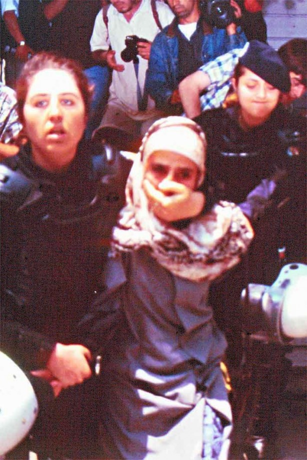 Foto - Dönemin zalimleri başörtüsü yasağını böyle uyguladı