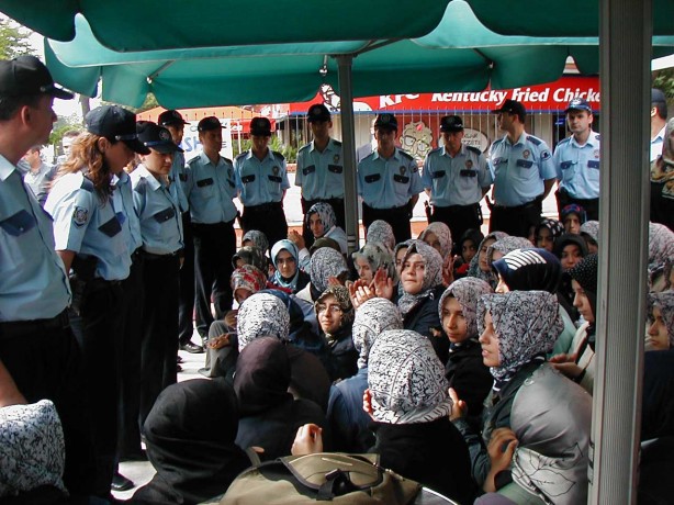 Foto - Dönemin zalimleri başörtüsü yasağını böyle uyguladı