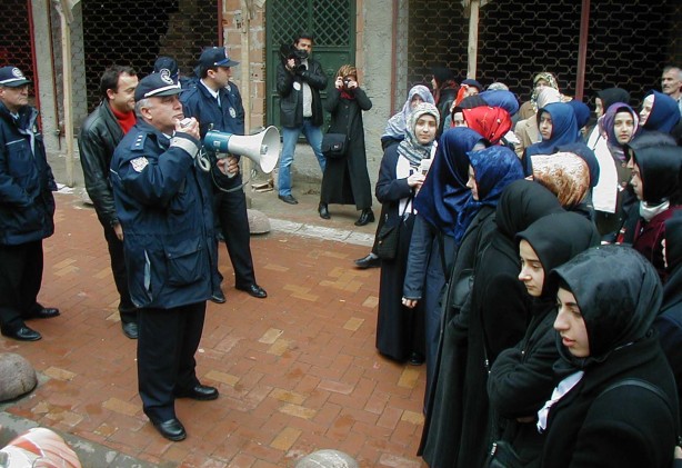 Foto - Dönemin zalimleri başörtüsü yasağını böyle uyguladı