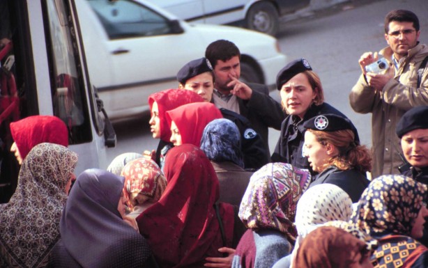 Foto - Dönemin zalimleri başörtüsü yasağını böyle uyguladı