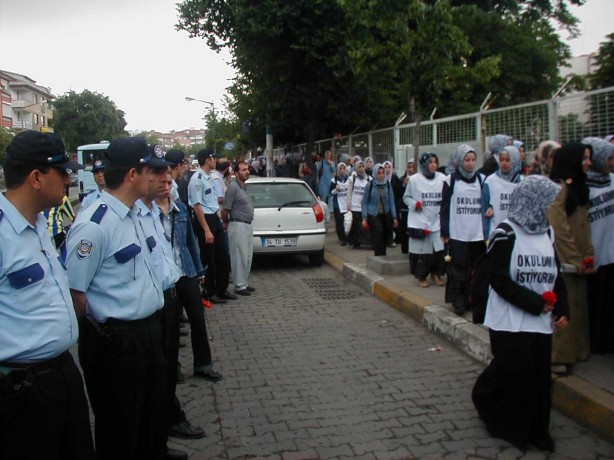 Foto - Dönemin zalimleri başörtüsü yasağını böyle uyguladı