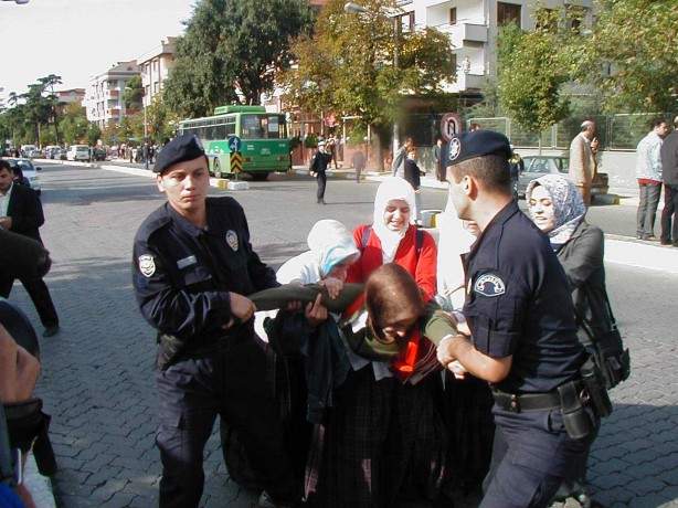 Foto - Dönemin zalimleri başörtüsü yasağını böyle uyguladı