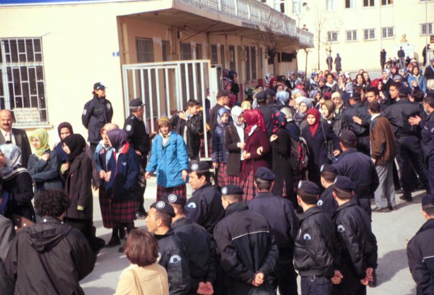 Foto - Dönemin zalimleri başörtüsü yasağını böyle uyguladı