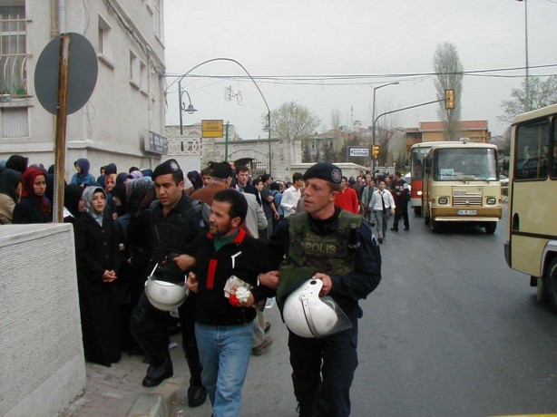 Foto - Dönemin zalimleri başörtüsü yasağını böyle uyguladı