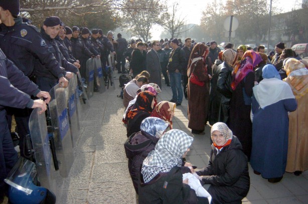 Foto - Dönemin zalimleri başörtüsü yasağını böyle uyguladı