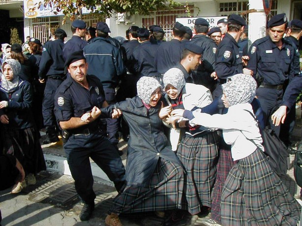 Foto - Dönemin zalimleri başörtüsü yasağını böyle uyguladı