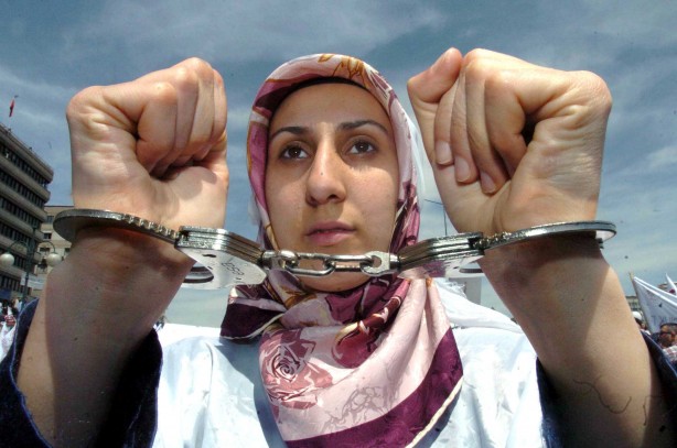 Foto - Dönemin zalimleri başörtüsü yasağını böyle uyguladı