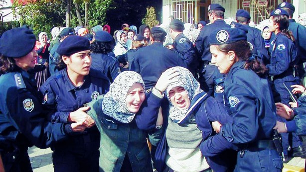 Foto - Dönemin zalimleri başörtüsü yasağını böyle uyguladı