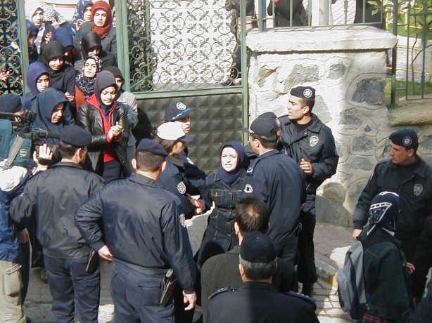 Foto - Dönemin zalimleri başörtüsü yasağını böyle uyguladı
