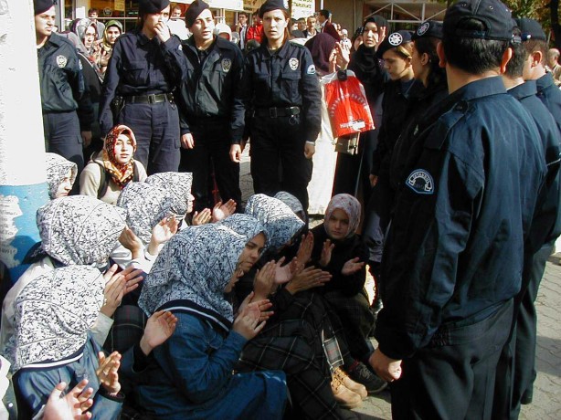 Foto - Dönemin zalimleri başörtüsü yasağını böyle uyguladı