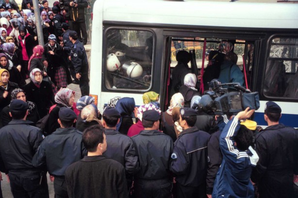 Foto - Dönemin zalimleri başörtüsü yasağını böyle uyguladı