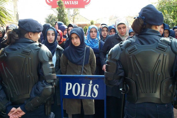 Foto - Dönemin zalimleri başörtüsü yasağını böyle uyguladı