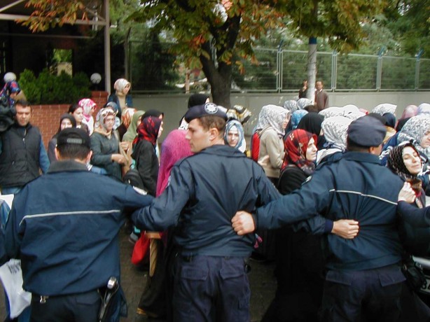 Foto - Dönemin zalimleri başörtüsü yasağını böyle uyguladı