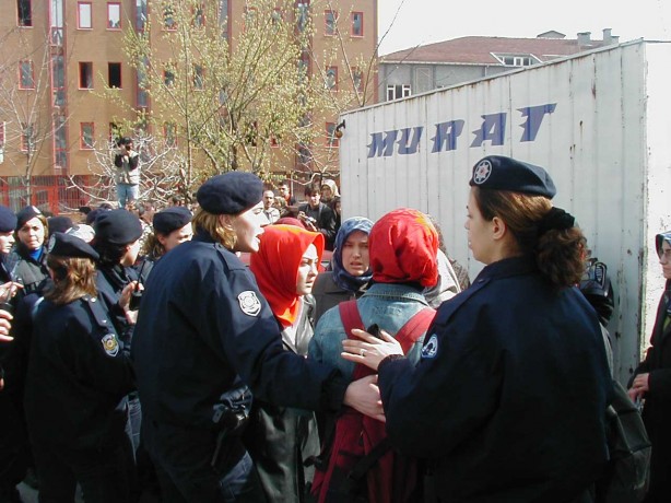 Foto - Dönemin zalimleri başörtüsü yasağını böyle uyguladı