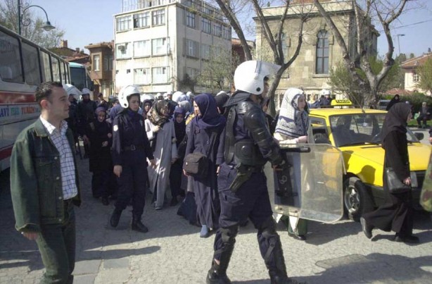 Foto - Dönemin zalimleri başörtüsü yasağını böyle uyguladı