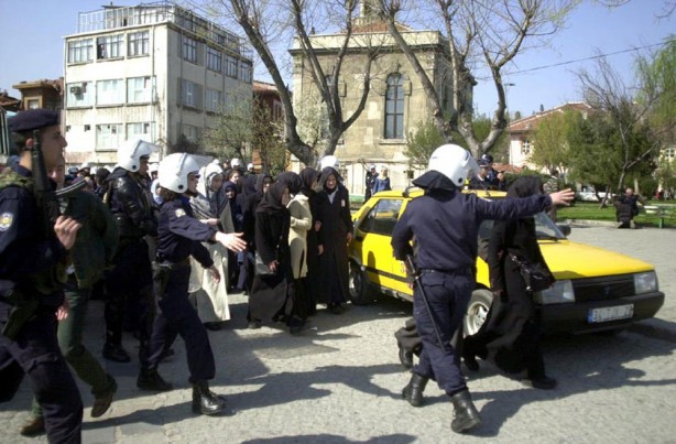 Foto - Dönemin zalimleri başörtüsü yasağını böyle uyguladı