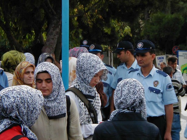 Foto - Dönemin zalimleri başörtüsü yasağını böyle uyguladı