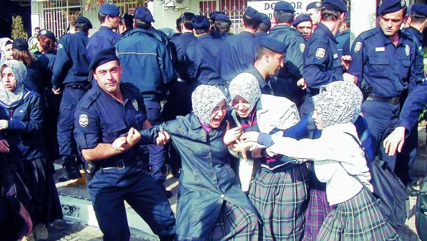 Foto - Dönemin zalimleri başörtüsü yasağını böyle uyguladı