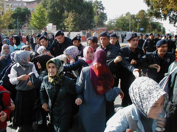 Foto - Dönemin zalimleri başörtüsü yasağını böyle uyguladı