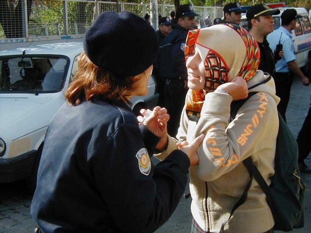 Foto - Dönemin zalimleri başörtüsü yasağını böyle uyguladı